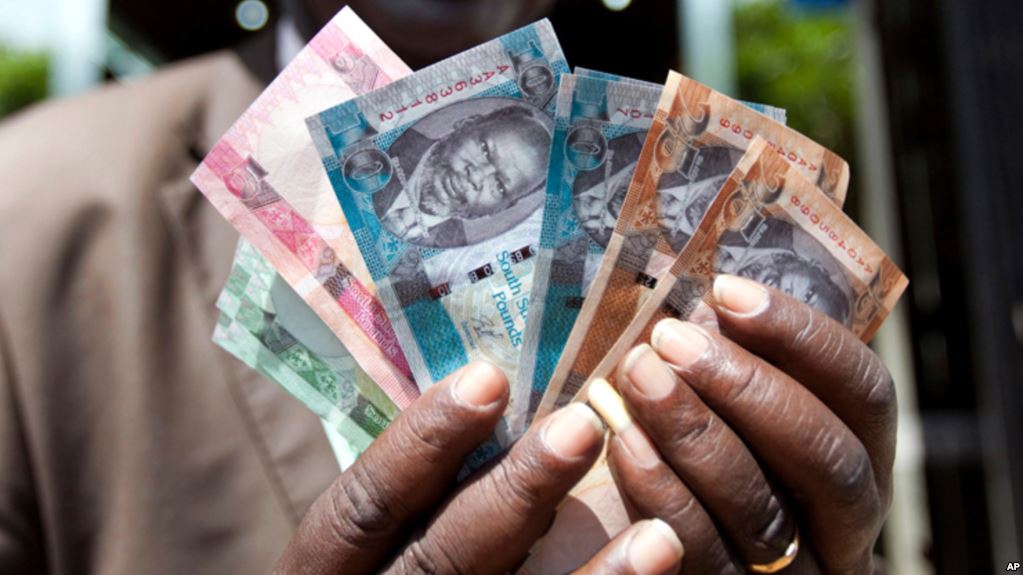 Man holding Sudan money